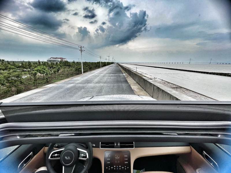 车内视角的公路旅行图片