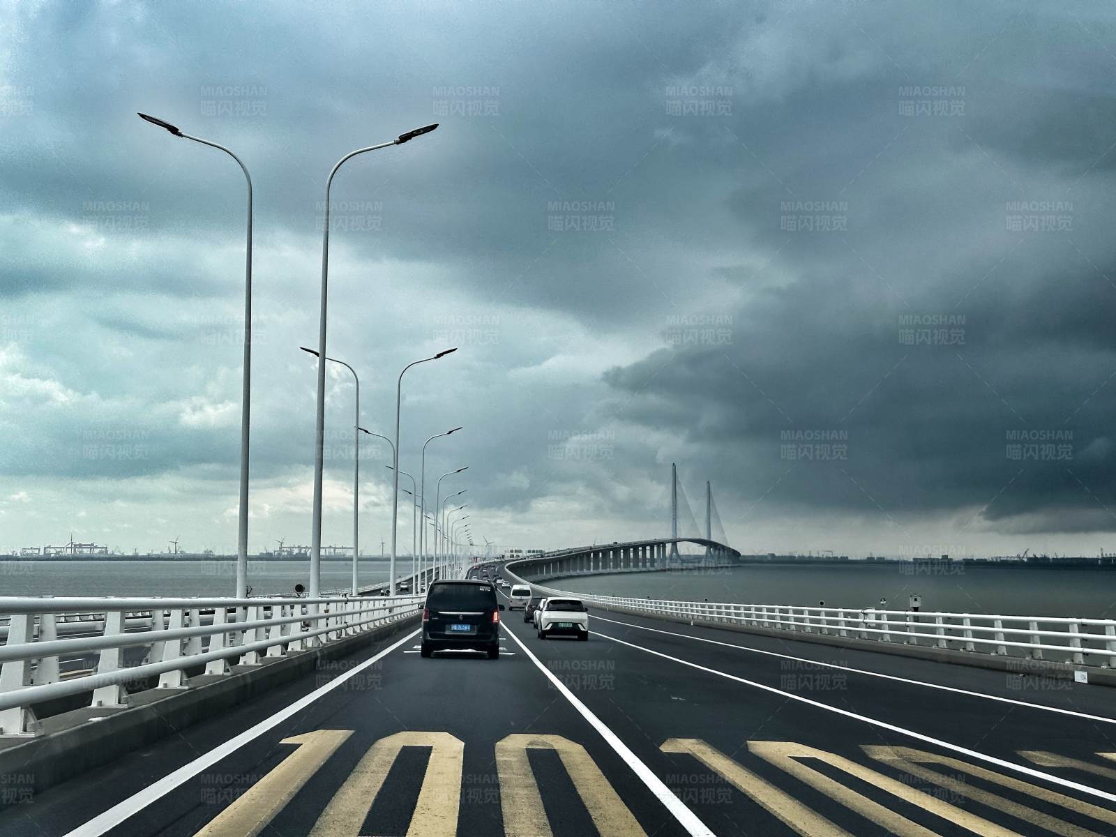 雨天的跨海大桥图片