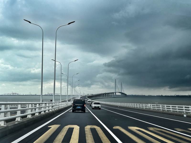 雨天的跨海大桥图片
