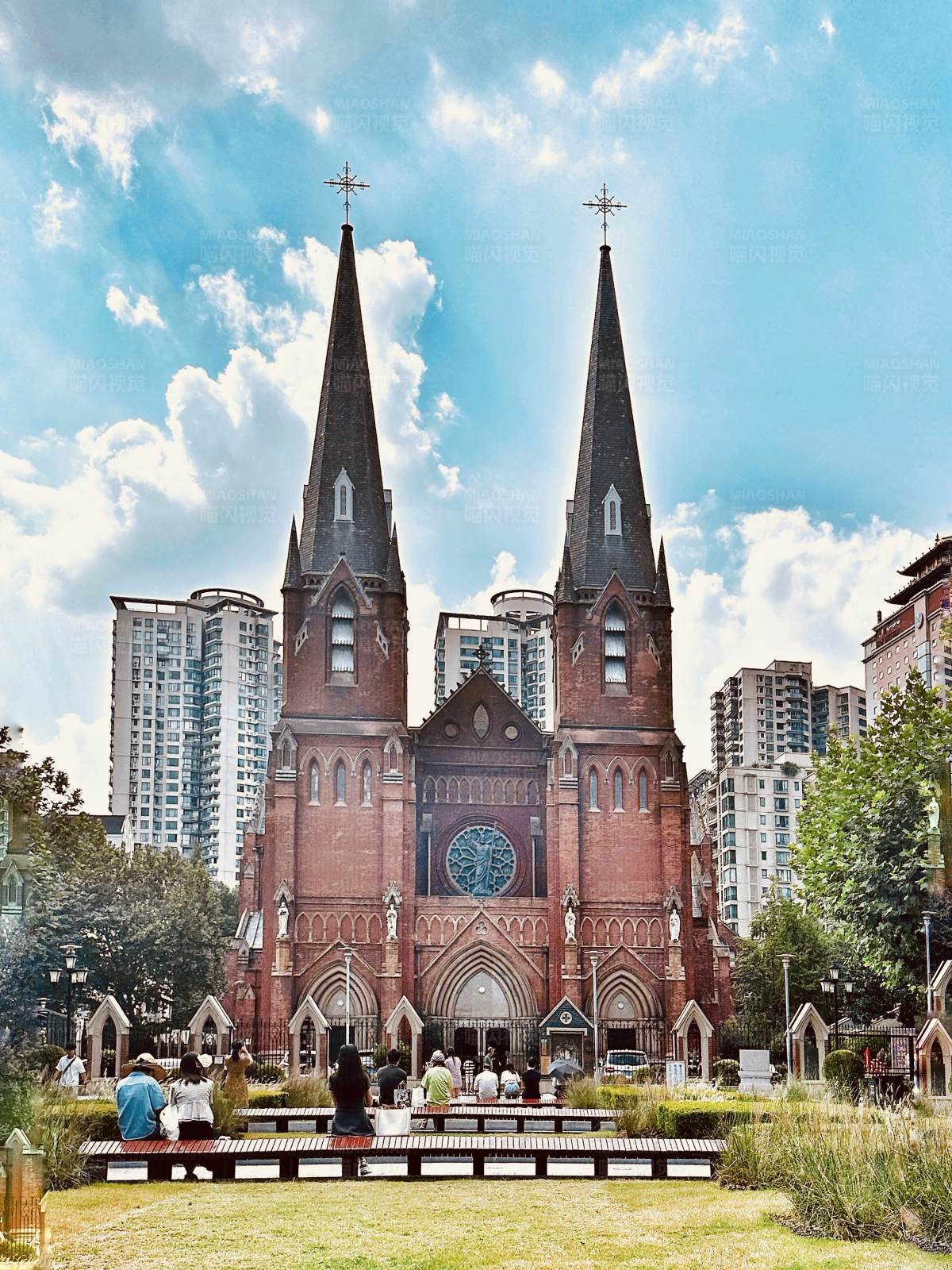 城市中的古老教堂图片