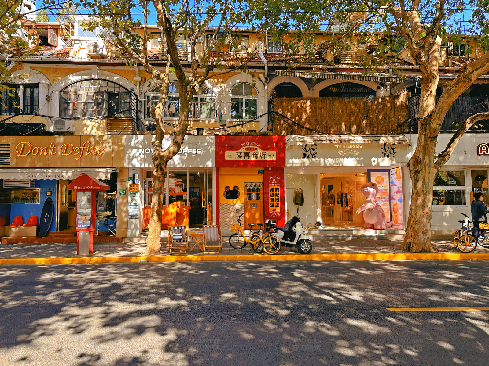 街角的多彩商铺图片