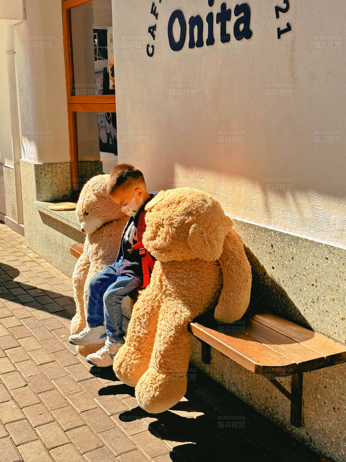 男孩与泰迪熊的休息时光图片