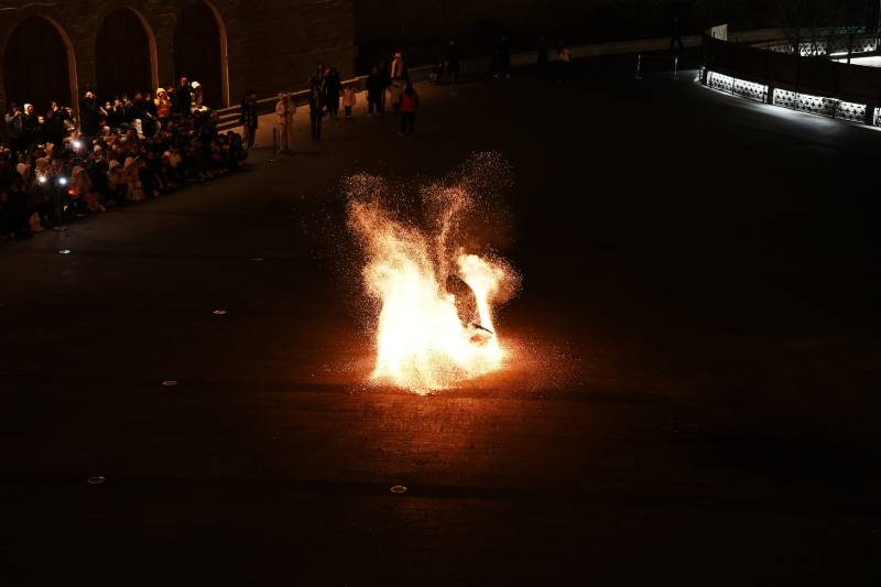 火焰表演夜幕降临图片
