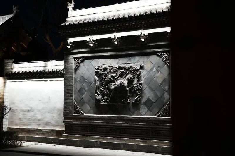 夜幕下的古建筑浮雕图片