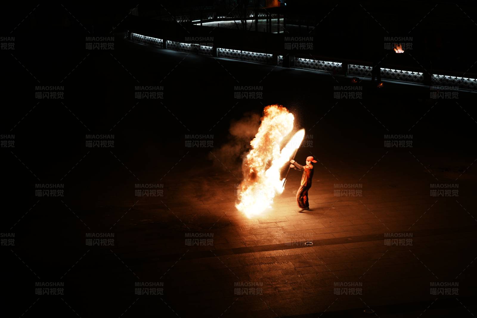 火焰表演者图片
