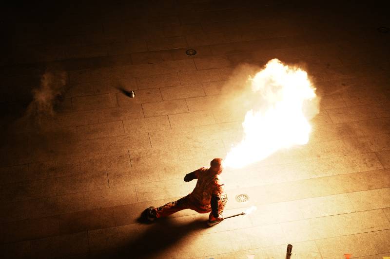 喷火表演者图片