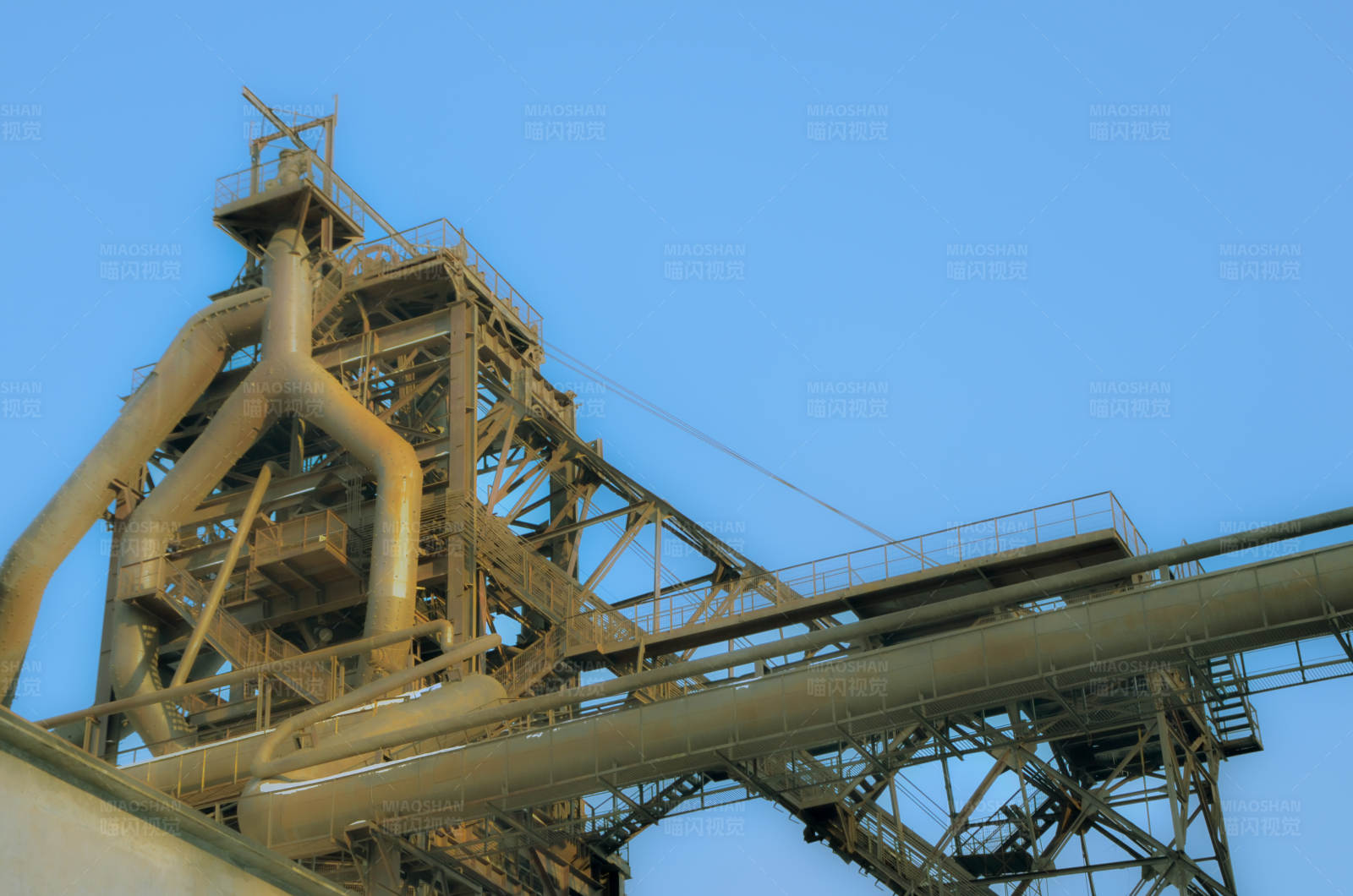 工业塔蓝天图片