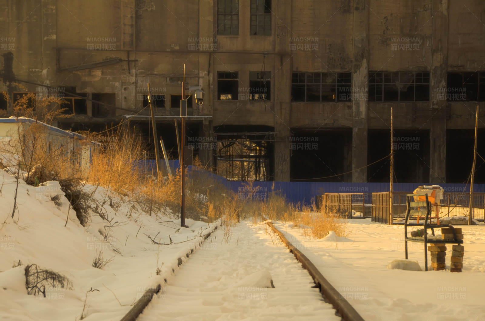 雪中废弃的铁轨图片