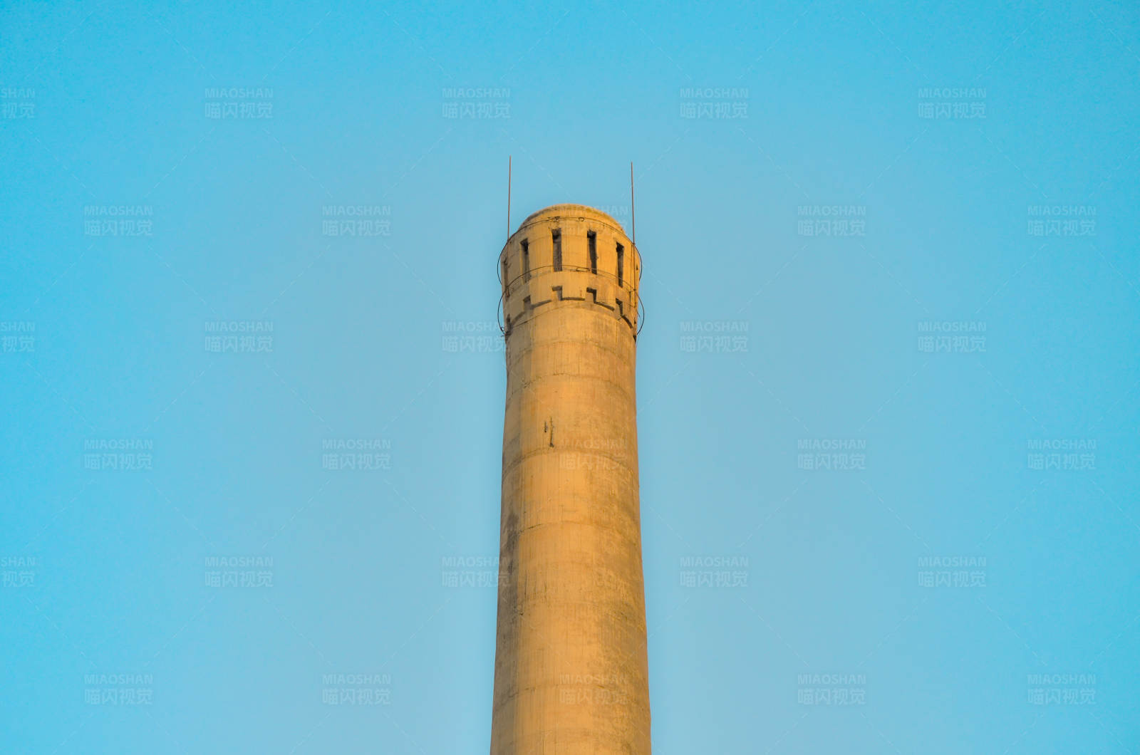 孤独的烟囱图片