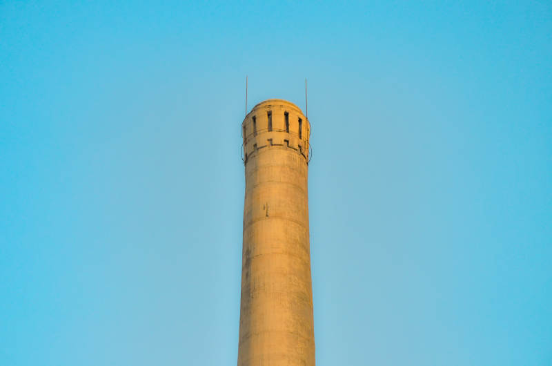 孤独的烟囱图片