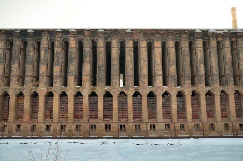 废弃工厂的冬季景象图片