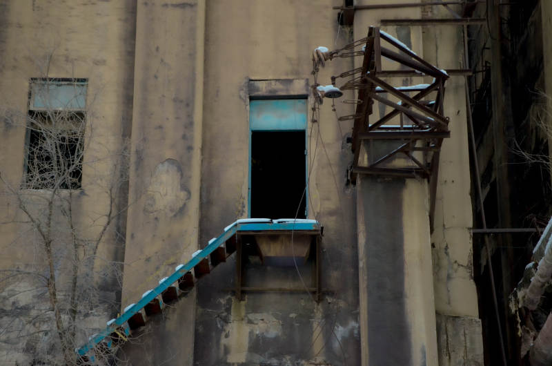 废弃工厂的蓝色楼梯图片