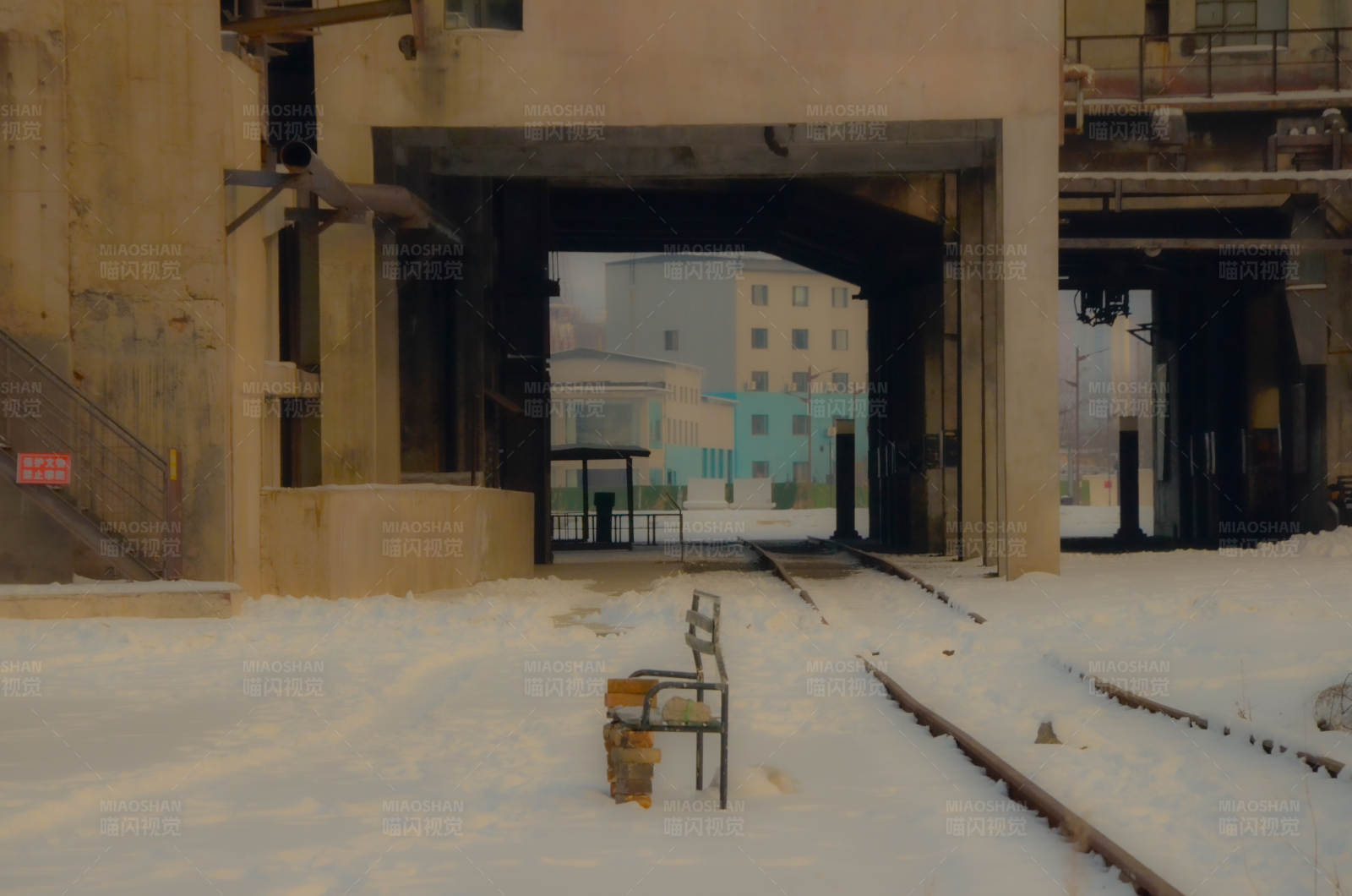 雪中废弃工厂入口图片