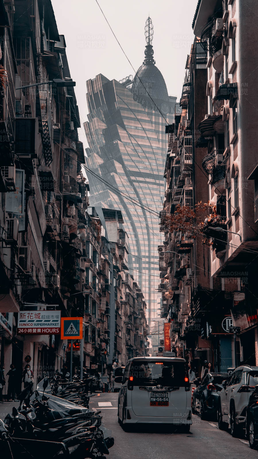 繁华都市中的窄巷图片