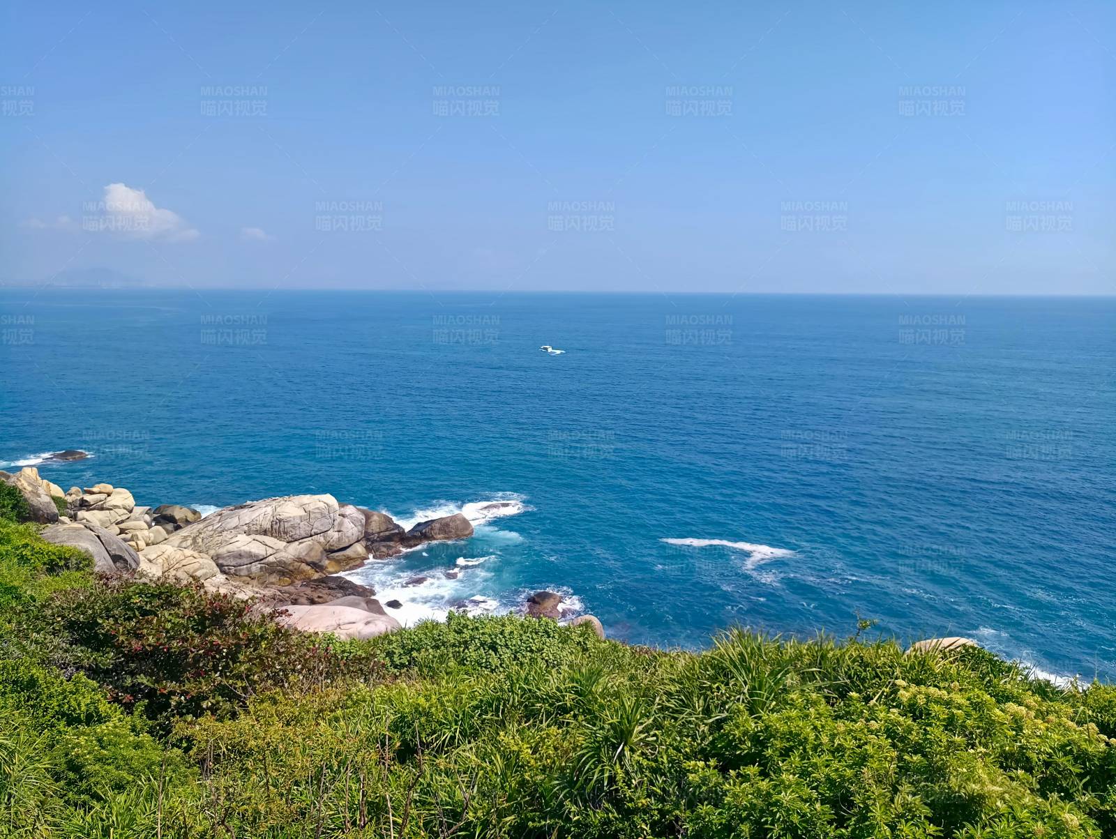 海天一色 岩石绿意图片