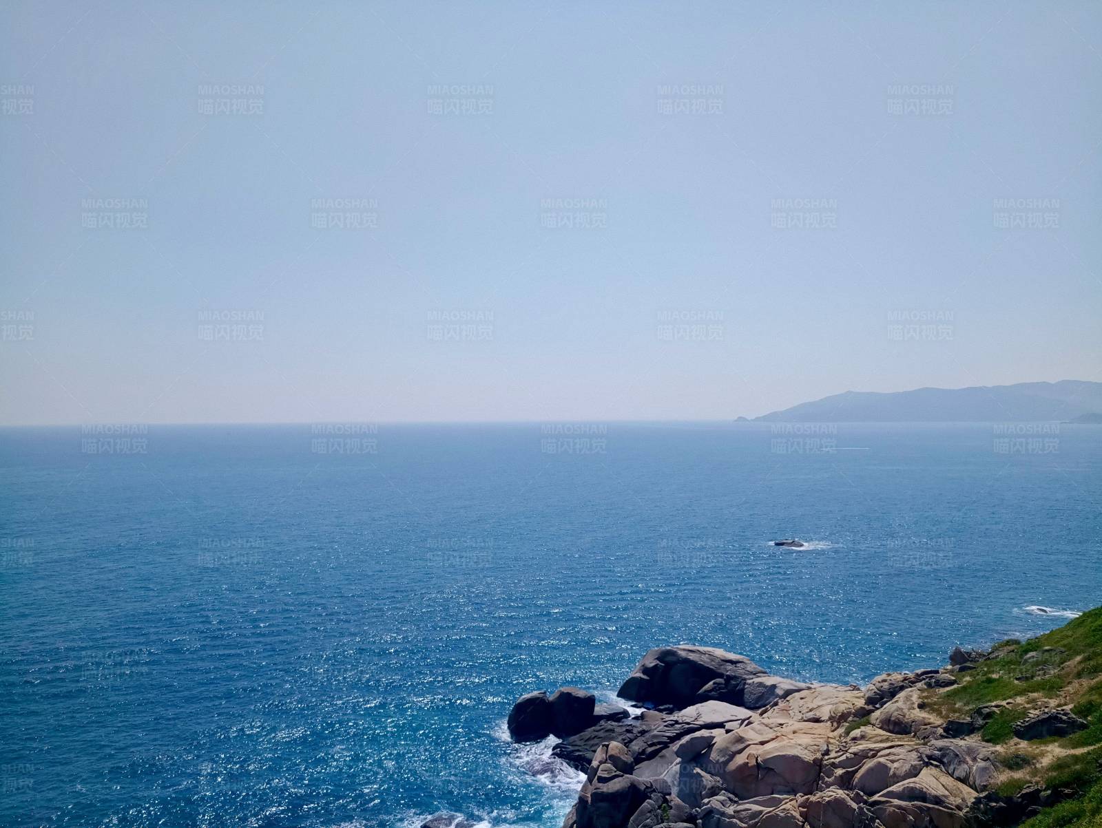 宁静海景与岩石海岸图片