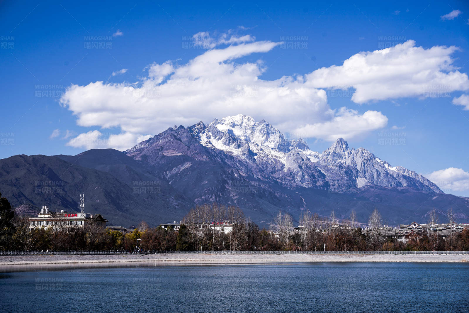 玉龙雪山湖景图片