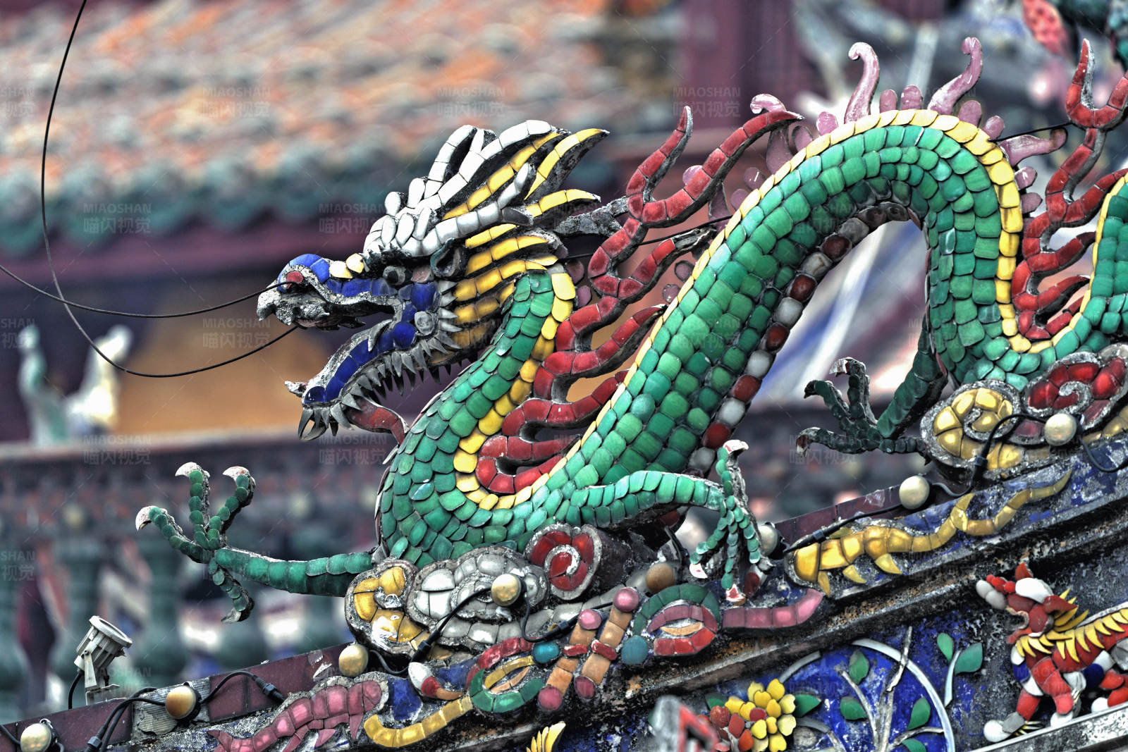 屋檐上的彩色龙雕图片