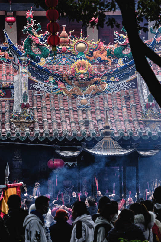 庙会香火龙腾人潮图片