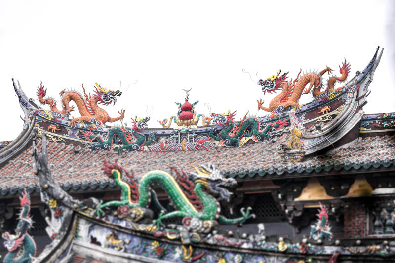 庙宇屋顶的龙雕装饰图片