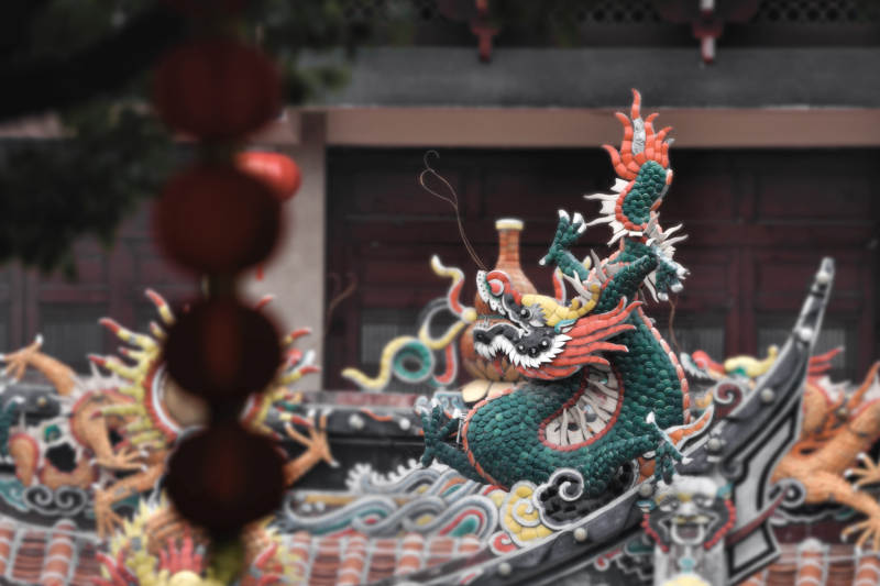 庙宇屋顶的龙雕装饰图片