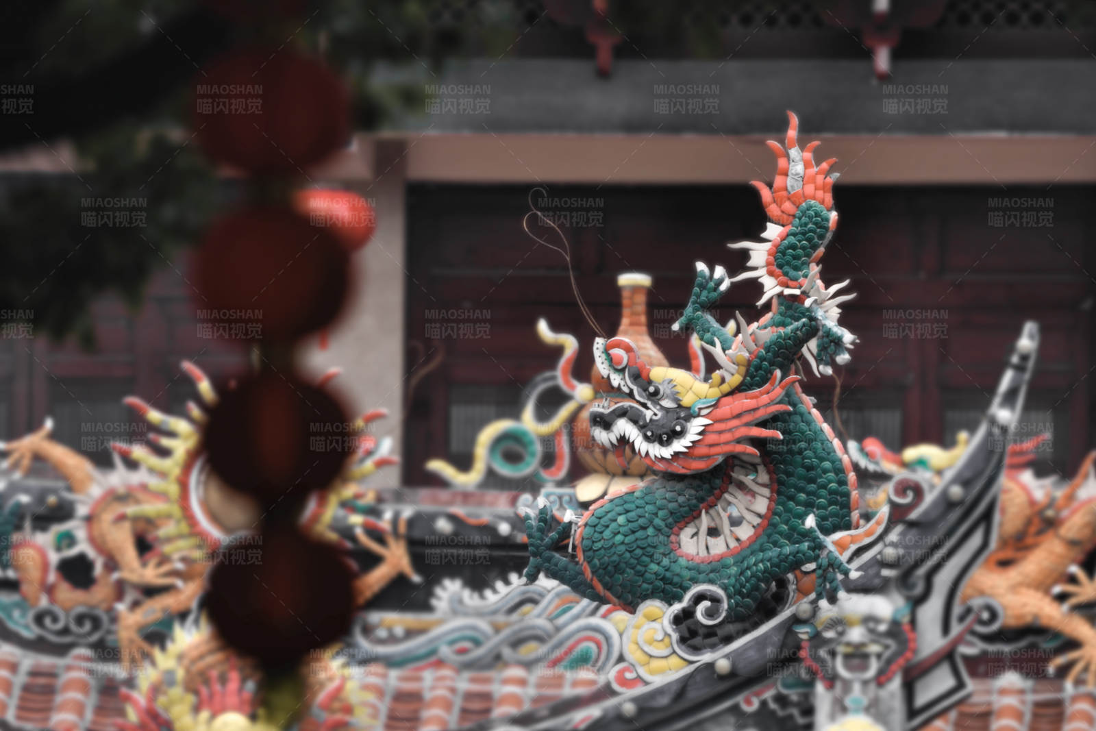 庙宇屋顶的龙雕装饰图片