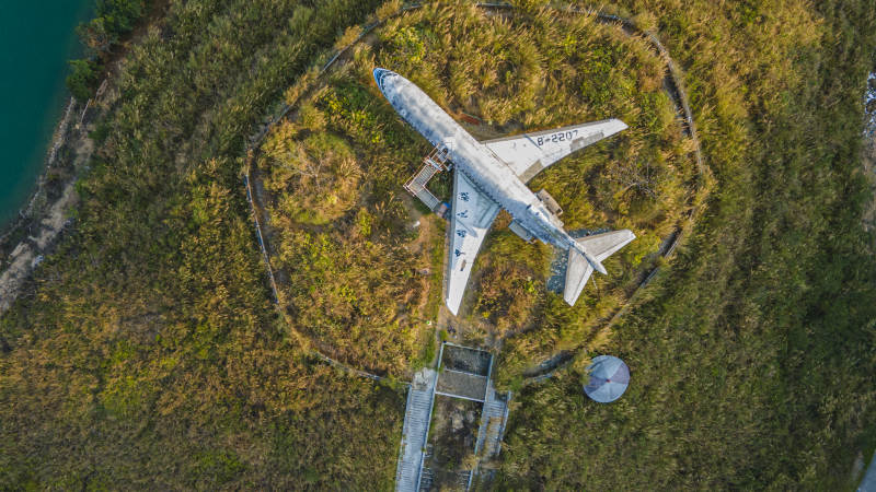 废弃飞机在丛林中图片