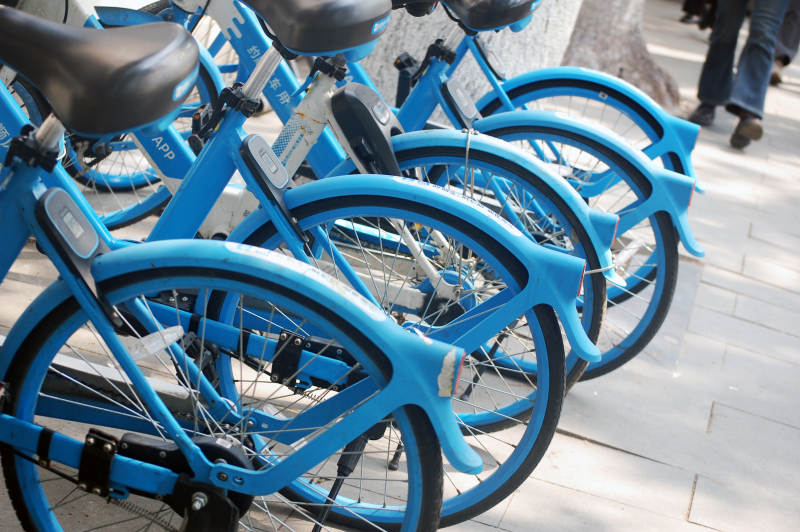 蓝色共享自行车图片