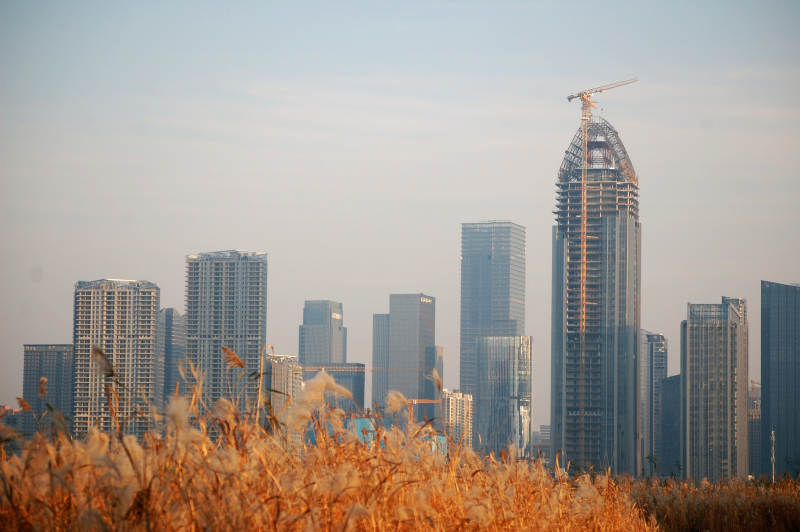 城市天际线与在建高楼图片