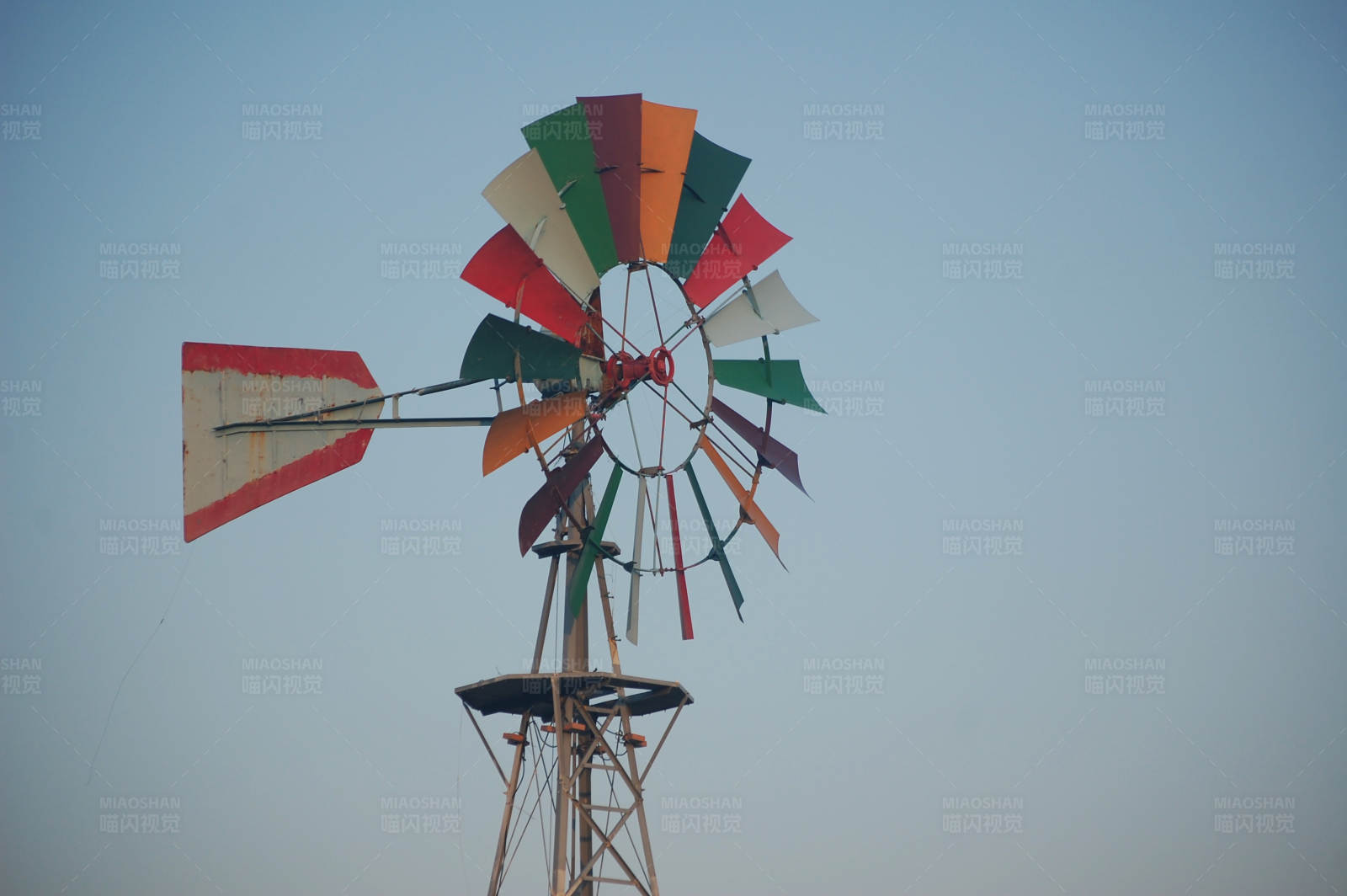 彩色风车在晴空下图片