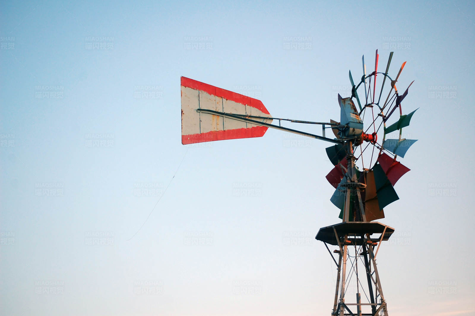 风车在夕阳下图片