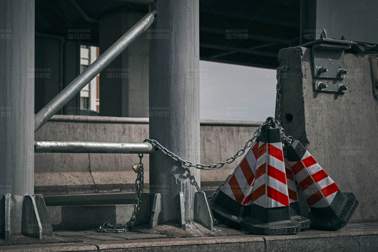 倒下的交通锥图片