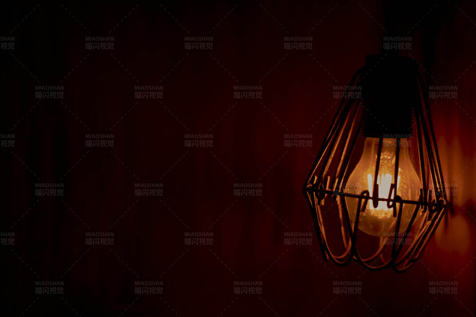 暗夜中的温暖光芒图片