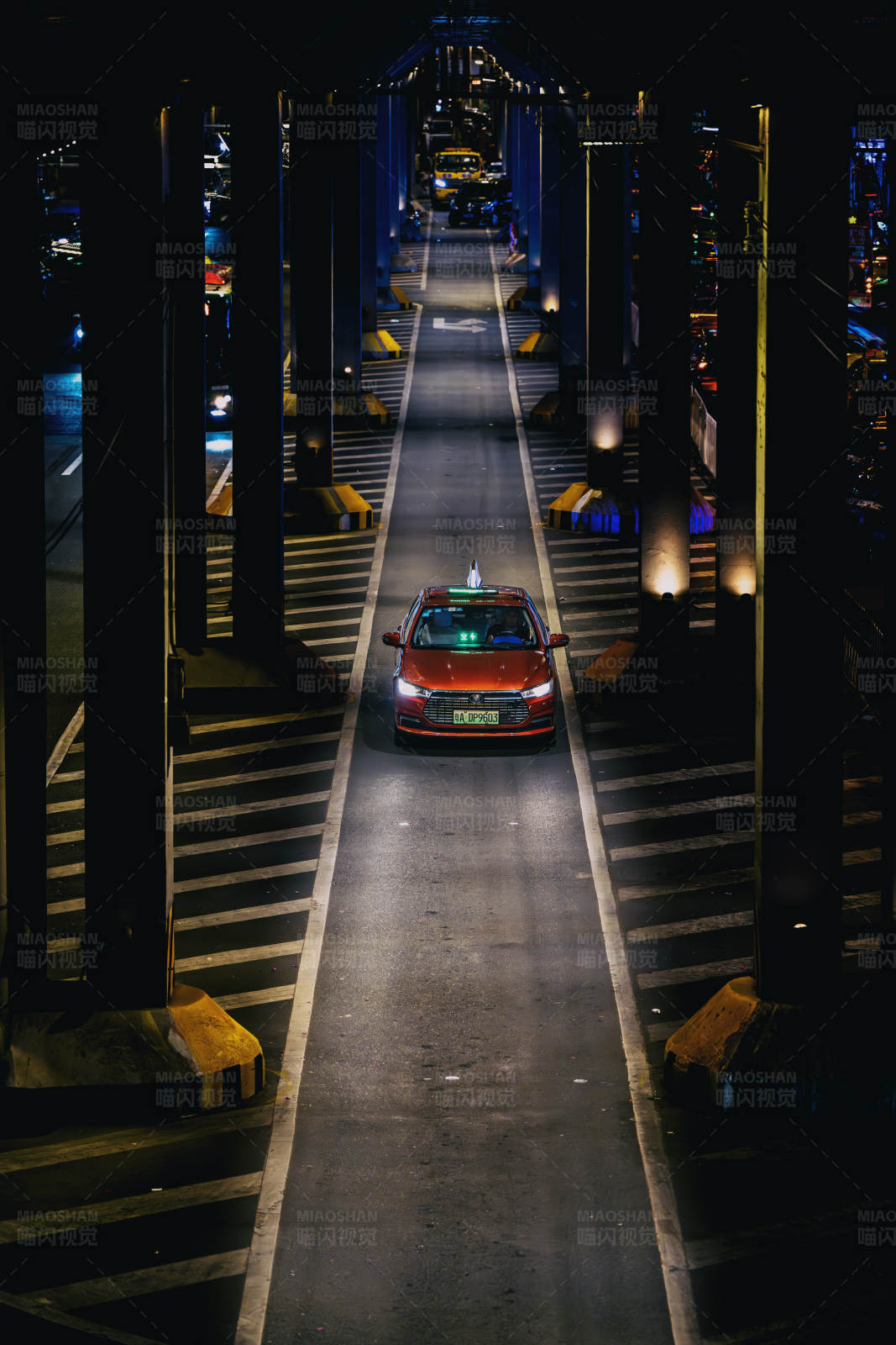 夜色中的城市桥梁图片