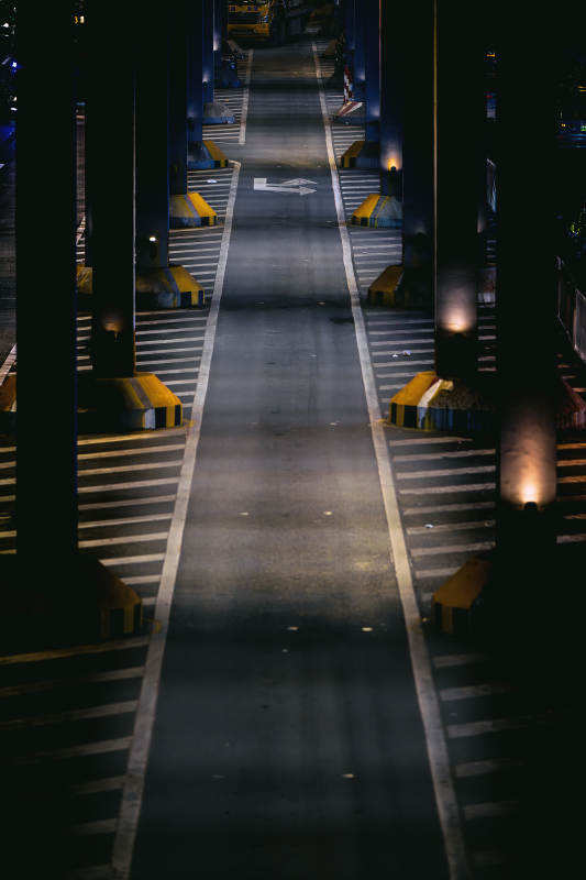 夜空下的城市通道图片