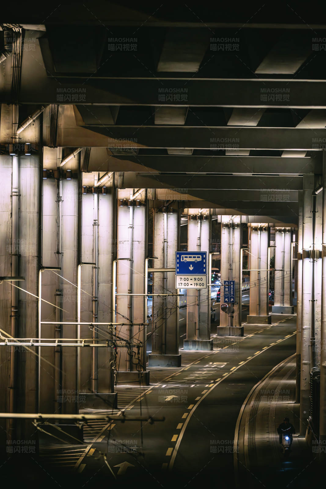 城市夜景下的高架桥图片