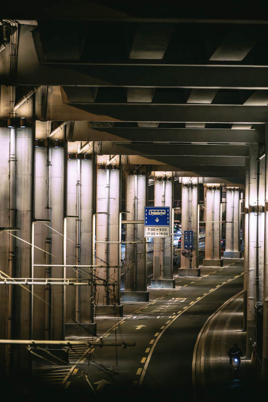 城市夜景下的高架桥图片