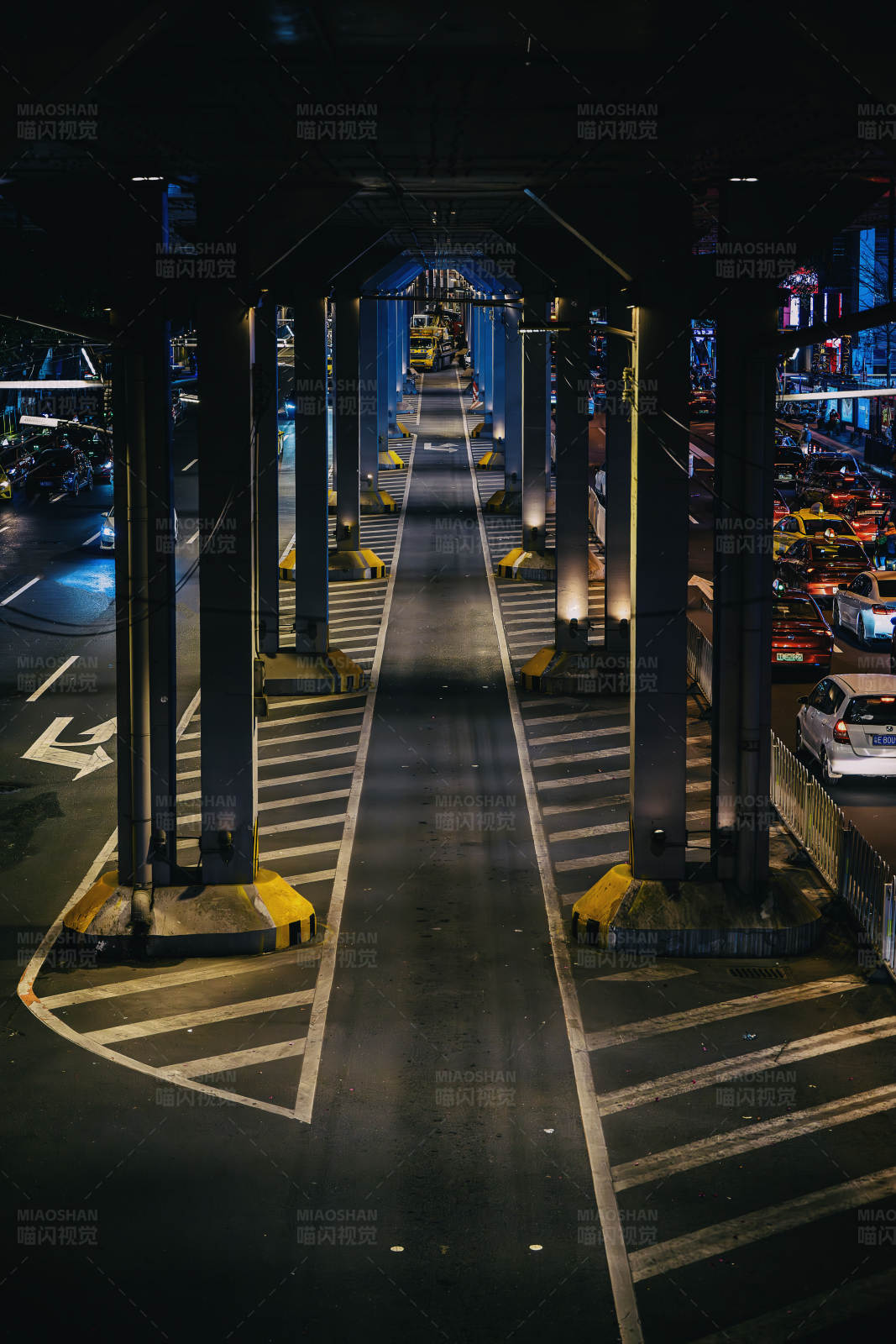 城市夜景下的立交桥图片