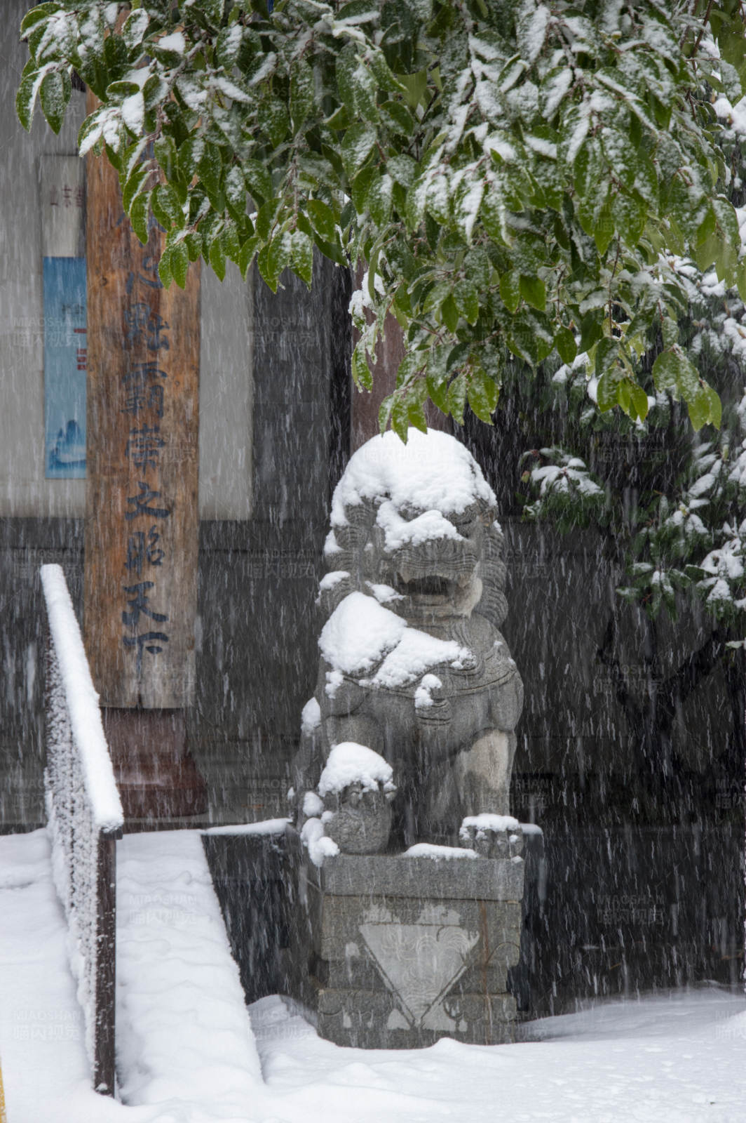 雪中石狮图片