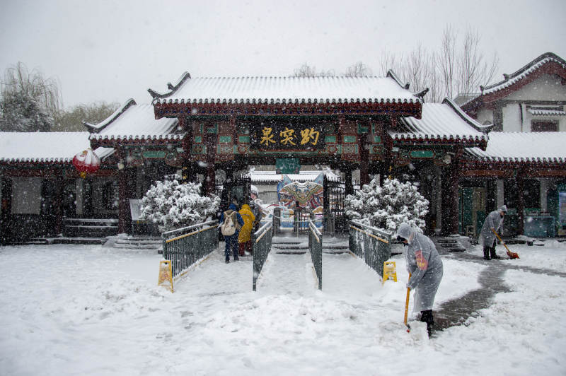 雪中古寺清扫忙图片