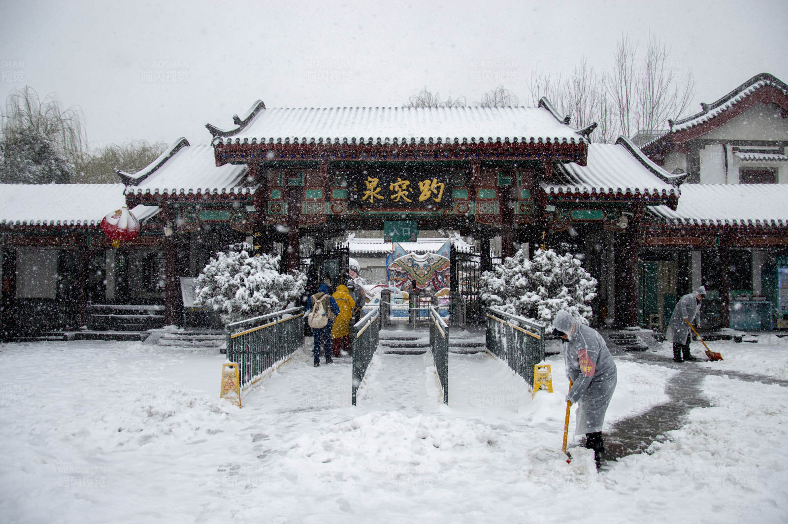 雪中古寺清扫忙图片