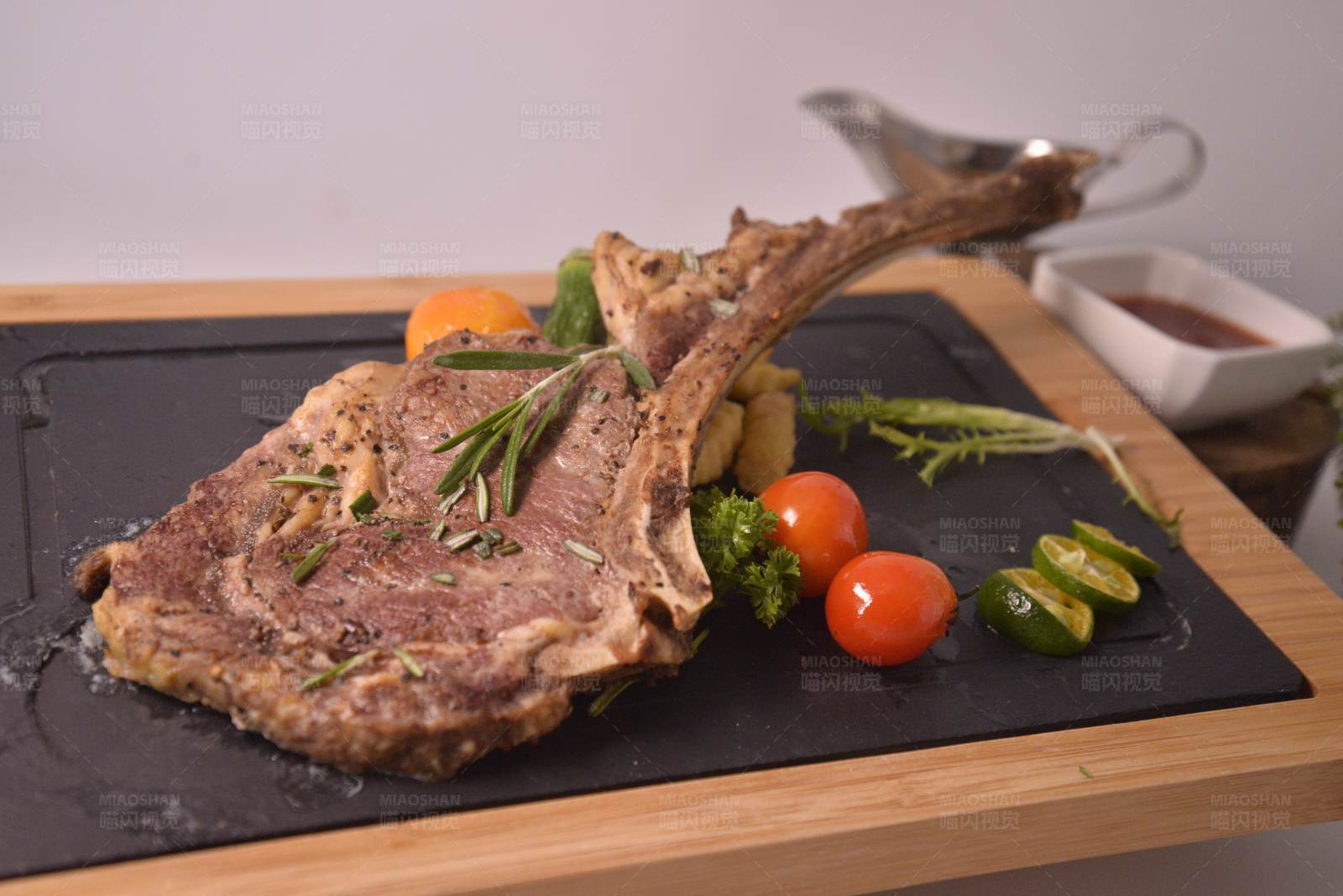 羊排配蔬菜图片