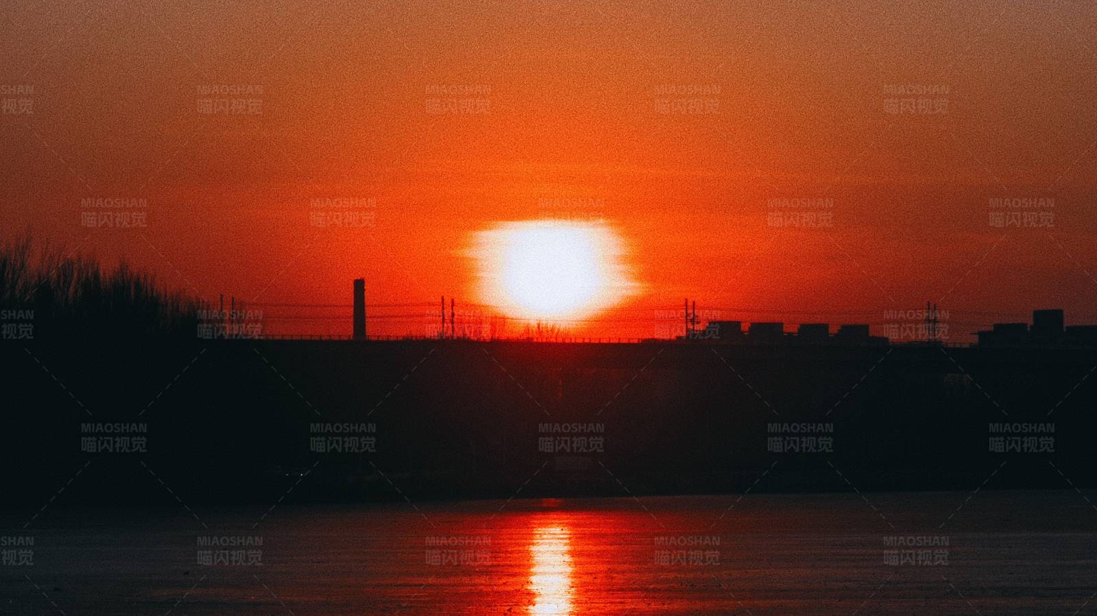 夕阳映照工业区图片