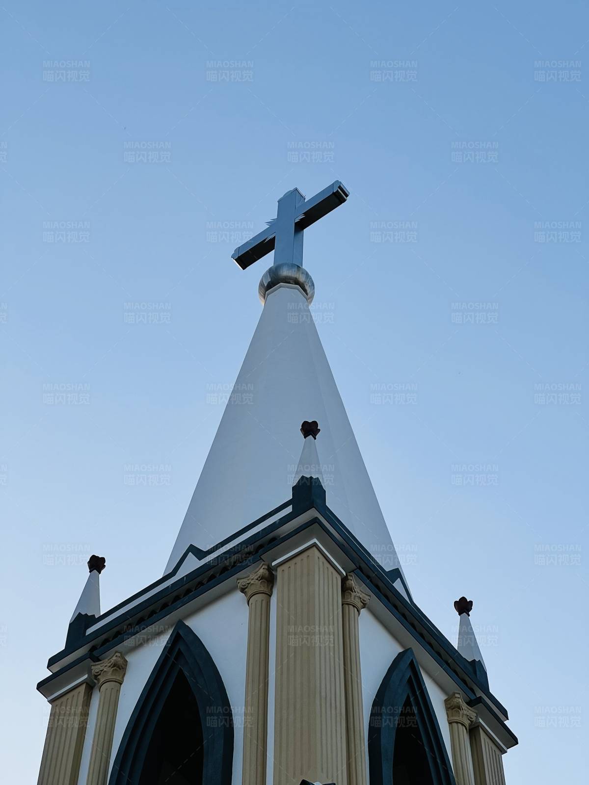 教堂尖塔与十字架图片