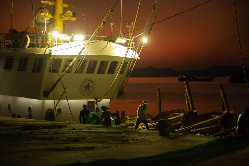 夜幕下的渔船图片