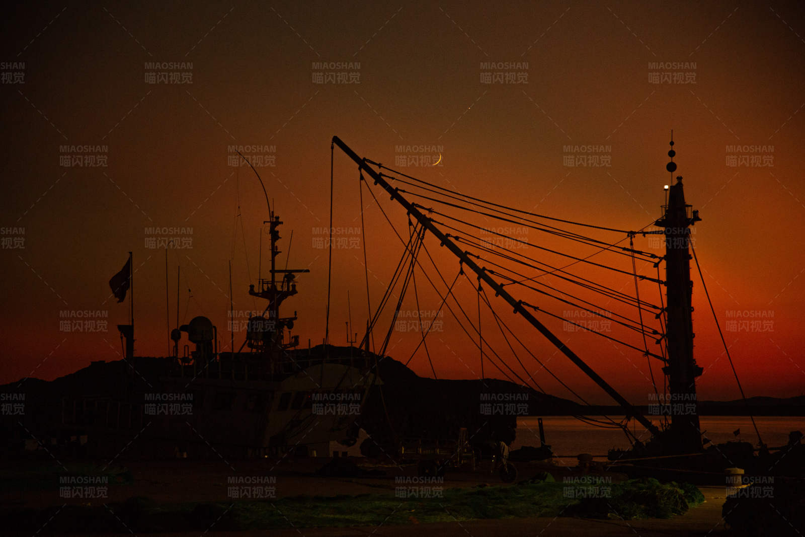 夕阳下的船影图片