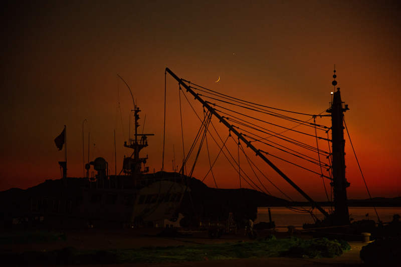 夕阳下的船影图片