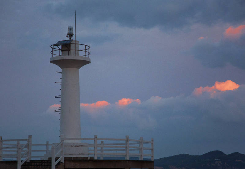 暮色中的灯塔图片