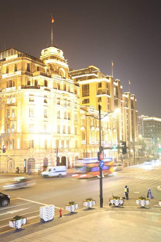 夜幕下的城市街道图片