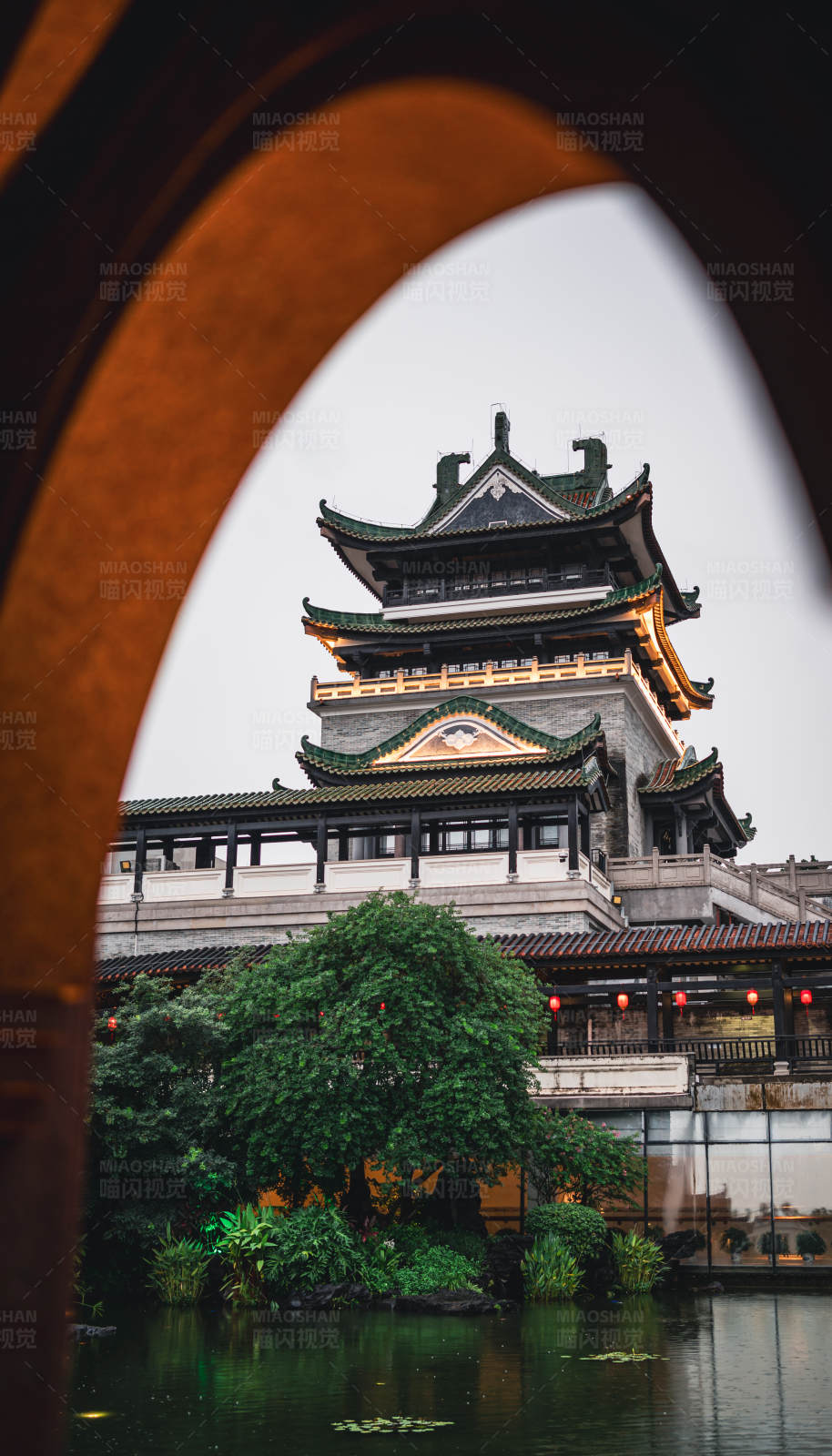 古塔映水拱门景图片